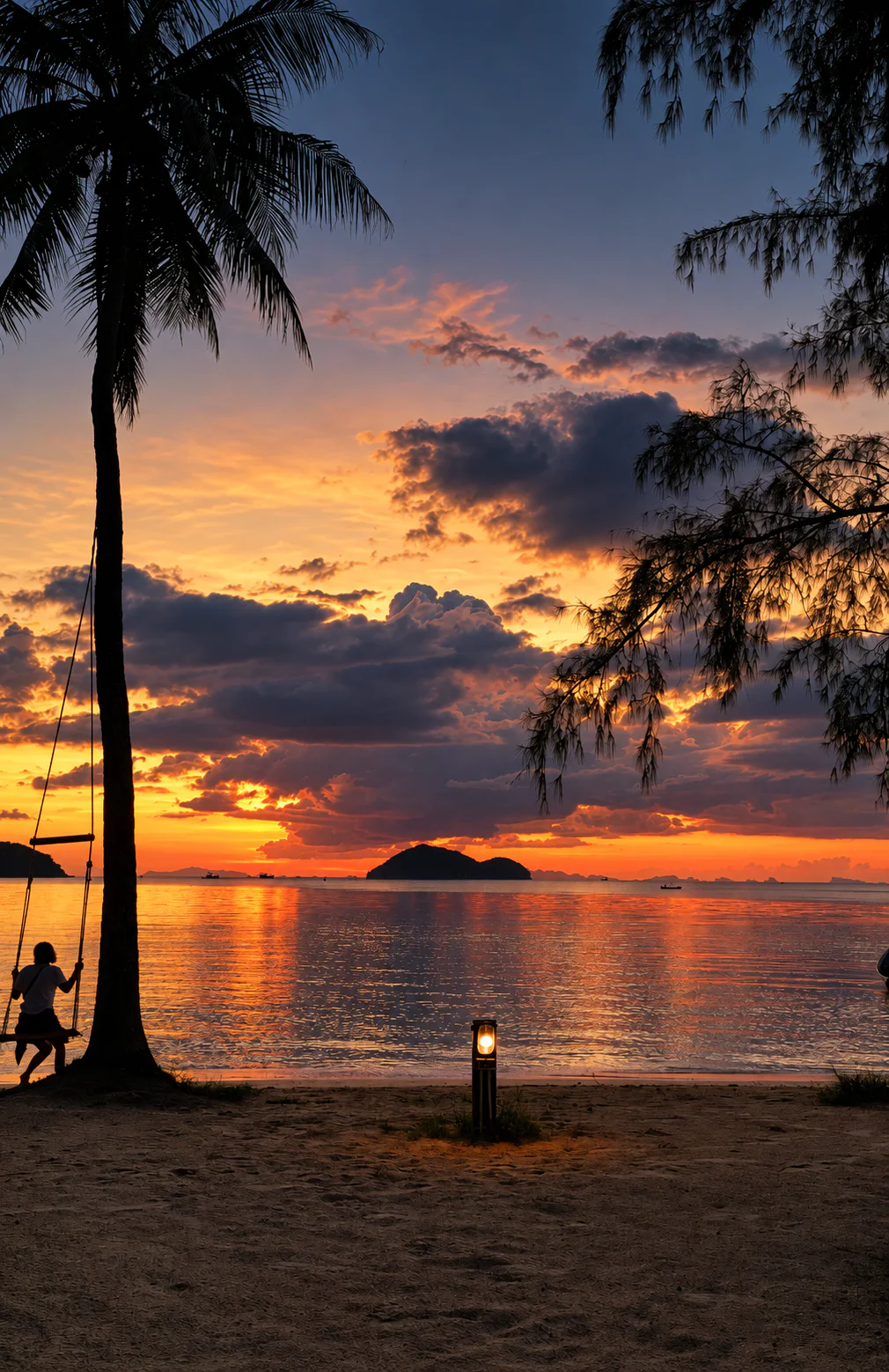 Koh Phangan atardecer enmarcado por palmeras